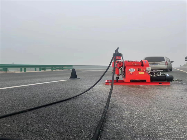 乌达马路路基路面开裂下沉注浆加固灌浆