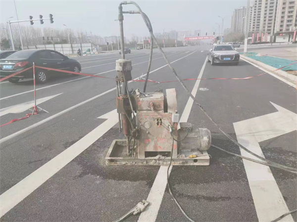 乌达公路路面下沉沉降开裂注浆加固施工
